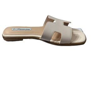 Cream /Tan Sandals with Open Toe Design and Wide Strap NEW 🆕 size 8